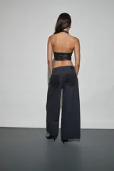Jean estilo cargo de tiro medio y corte wide leg, en tono gris oscuro con costuras verticales destacadas.