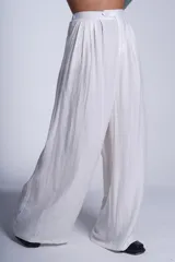 Pantalón sastrero blanco de corte palazzo, con cintura alta, elástico en la parte trasera y botón frontal.