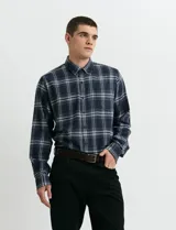 Camisa de franela de manga larga con estampado de cuadros escoceses, cuello button-down y cierre frontal con botones.