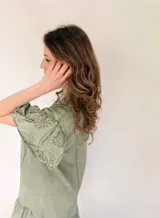 Vestido blanco de corte suelto, con escote en V y mangas cortas con detalles bordados.