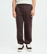 Pantalón jogger de algodón con felpa, color beige, con cintura elástica, cordón ajustable, bolsillos laterales y puños elásticos en los tobillos.