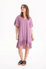 Vestido corto de viscosa color lila, de corte holgado, con escote en V, mangas cortas y volados en el ruedo.