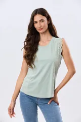 Musculosa de algodón color azul con detalles de broderie calado en los hombros, de cuello redondo y corte clásico.