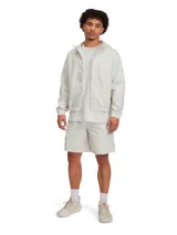 Short deportivo de la línea Curry de Under Armour, confeccionado en tejido elástico y ligero con tecnología repelente al agua. Presenta cintura elástica con cordón externo, bolsillos laterales abiertos y bolsillos con cierre, con un diseño funcional y transpirable.