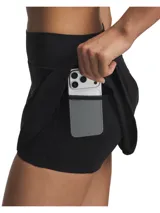 Falda pantalón deportiva Under Armour Motion Skort de color negro, confeccionada con tejido ultrasuave, cintura alta y shorts integrados.