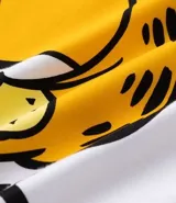 Pijama masculino de algodón, compuesto por una remera blanca con estampado de Garfield y la frase "Mondays Suck", y un short con rayas verticales blancas y negras. Incluye pantuflas negras de felpa.