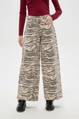 Pantalon de jean de corte ancho y tiro alto, con estampado animal print tipo cebra en tonos beige y gris.
