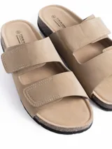 Sandalia de dos tiras con cierre de velcro, confeccionada en material símil cuero color gris. Cuenta con plantilla anatómica con base de corcho y suela de goma negra.