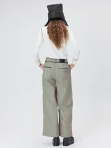 Pantalón sastrero de tiro medio, pierna ancha y corte recto, color bordó con finas rayas verticales y detalles de vivos a contratono en la pretina y el frente.