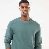 Sweater de punto fino con cuello redondo, manga larga y puños acanalados, de diseño liso y corte estándar.
