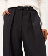 Pantalón de sastrería Blue Steel con corte palazzo y tiro alto, de color beige, con pinzas delanteras, cintura estructurada con presillas y cierre frontal oculto.