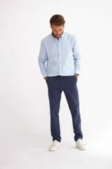 Pantalón de vestir azul marino, de corte recto, con bolsillos laterales y traseros.