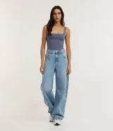 Body sin mangas de poliamida con escote cuadrado y breteles anchos. Presenta un diseño ajustado al cuerpo con cierre inferior mediante botones de presión y forro interno.