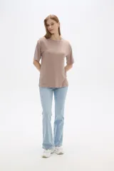 Remera color tostado de viscosa con textura acanalada, manga corta, corte holgado y cuello redondo.