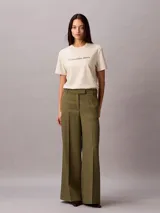 Remera de algodón regenerativo con cuello redondo y manga corta. Presenta el logo de la marca estampado en el centro del pecho.