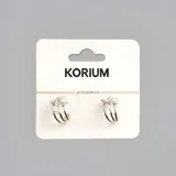 Aros dorados con forma de argolla triple, con incrustaciones de strass y una perla.