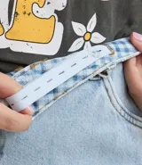 Pantalón de jean azul claro, modelo wide leg, con bolsillos cargo laterales y cintura ajustable.