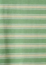Camiseta de manga corta y cuello redondo, con diseño de rayas horizontales en tonos verdes.