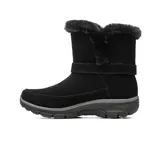 Bota casual Skechers modelo Easy Going Dreamers, color negro, con tecnología Slip-ins para fácil colocación. Presenta parte superior de gamuza tratada, borde superior con forro de piel sintética, detalle de tira con hebilla metálica y suela con amortiguación.
