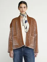 Saco marrón de terciopelo acanalado, con cuello mao y bolsillos frontales.