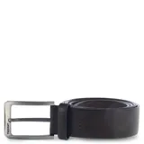 Cinto de cuero marrón con hebilla metálica rectangular de acabado mate y logo grabado.