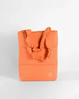 Bolso tote acolchado color naranja con asas fruncidas y logo estampado en la esquina inferior.