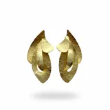 Caravanas artesanales de bronce enchapado en oro, con diseño colgante de múltiples capas con textura martillada.