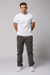 Pantalón cargo gris de gabardina con bolsillos laterales con fuelle y solapa, corte recto y tiro medio.