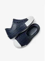 Championes Converse CTAS Play color azul marino, con puntera blanca y suela gruesa. Diseño sin cordones con perforaciones para mayor transpirabilidad.