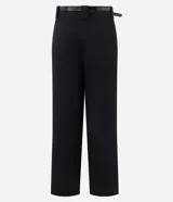 Pantalón de sastrería corte wide leg, color negro, con pliegues delanteros, bolsillos traseros embutidos y cinturón fino incluido.