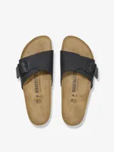 Sandalia Birkenstock Catalina, color negro, con hebilla metálica ajustable y plantilla anatómica de corcho y látex.