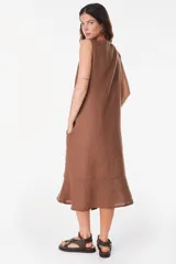 Vestido midi celeste de lino italiano, sin mangas, con escote redondo y cierre frontal abotonado con bolsillos laterales y corte holgado.