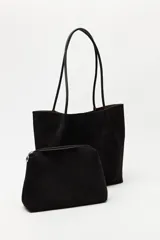 Cartera tipo shopper de gamuza color marrón, con diseño minimalista, formato amplio y asas largas para llevar al hombro.