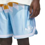 Short Adidas Originals de básquet, color celeste con diseño estampado de rombos en blanco y amarillo en la parte superior. Cuenta con cintura elástica con cordón ajustable y el logo del trifolio bordado en el bajo.