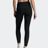 Calza de compresión de tiro alto, color negro, confeccionada en tejido de punto doble suave. Presenta un diseño estilizado con costuras planas para reducir el roce y bolsillo trasero abierto.