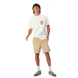 Remera de manga corta color blanco, confeccionada en algodón, con pequeño estampado gráfico en el pecho.