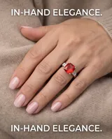 Anillo de plata 925 con piedra central de raíz de rubí en corte cojín y circonias en los laterales.