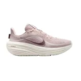 Championes de running Nike Winflo 12, color rosado con detalles en marrón oscuro y suela blanca. Cuentan con capellada de malla transpirable, amortiguación Nike Air y espuma Cushlon 3.0.