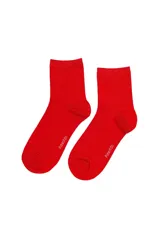 Par de medias de caña media color rojo, con detalle de marca bordado en el lateral.