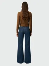 Pantalón de jean de corte acampanado, color azul oscuro, con tiro alto y bolsillos delanteros y traseros.