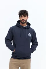 Canguro de algodón azul marino con capucha ajustable, puños y arte estampado en la espalda con motivos florales y texto que dice "ART GALLERY ARCHIVES No. 971 / TORINO It. BROOKSFIELD".