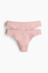 Pack de dos colaless de tiro medio confeccionadas en tejido acanalado sin costuras, color rosado. Presentan detalles de ribetes de encaje en las piernas y cuentan con refuerzo interior.