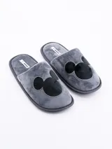 Pantuflas de estar por casa color gris, confeccionadas en material de felpa suave, con diseño de la silueta de Mickey Mouse en color negro en la parte superior.