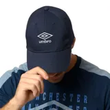 Gorro tipo cap con visera curva, color azul marino, con el logo de la marca Umbro bordado en blanco en el frente.