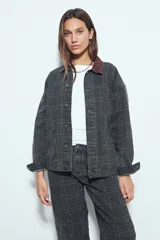 Sobrecamisa de algodón con estampado de cuadros, corte relajado, bolsillos frontales y cuello de pana en contraste. Cuenta con cierre frontal de botones y diseño de estilo utilitario.