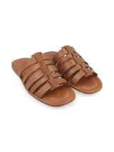 Sandalias chatitas color cuero, con capellada de tiras de cuero cortadas a láser y plantilla de cuero. Diseñadas en Uruguay y fabricadas en Brasil.