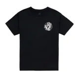 Remera de manga corta color negro con estampado circular pequeño en el pecho que muestra la icónica mano gritando de Santa Cruz.