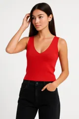 Top verde oliva de bretel ancho, confeccionado en tejido de viscosa acanalada y escote en V.