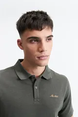 Remera polo de manga corta con textura tipo waffle, color marrón, con cuello clásico y logo bordado en el pecho.