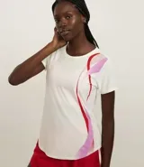 Remera deportiva de microfibra color blanco, con cuello redondo, mangas cortas y detalle de estampa lateral con ondas en tonos fucsia y violeta.